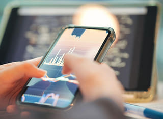 Inversor revisando el proceso transparente de transferencia y retiro de fondos