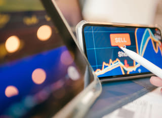 Trader de varios activos que analiza opciones de Bitcoin, Ethereum y forex